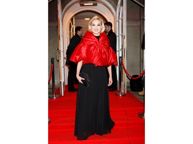 Książkiewicz zaprezentowała też fantazyjną pelerynę w modnym kolorze. Niestety, zupełnie zniekształcała piękną sylwetkę aktorki