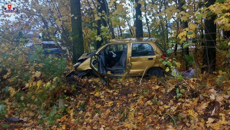90-letni kierowca rozbił Daewoo na drzewie