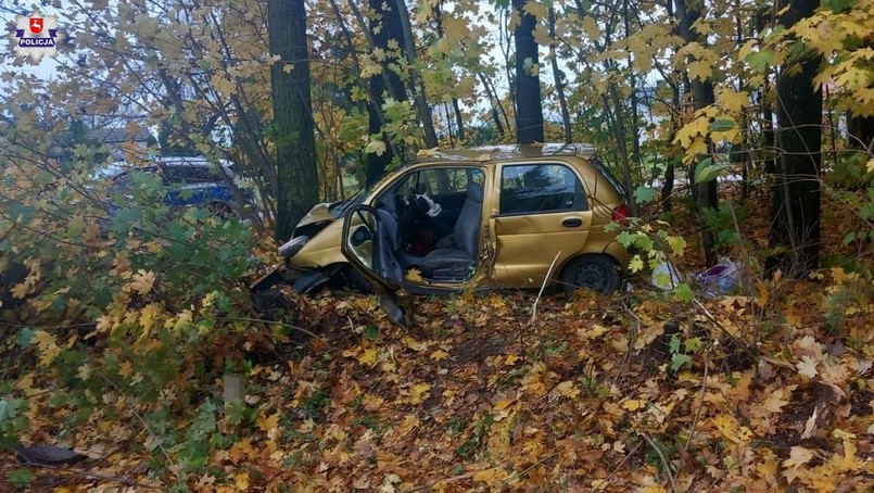 90-letni kierowca rozbił Daewoo na drzewie