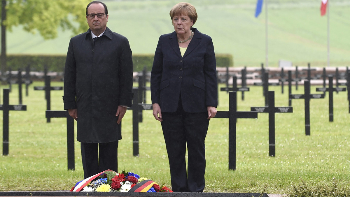 Prezydent Francji Francois Hollande i kanclerz Niemiec Angela Merkel uczestniczyli w ceremonii upamiętnienia 100. rocznicy bitwy pod Verdun, w której zginęło ponad 300 tys. żołnierzy obu krajów. Tradycję wspólnych obchodów zapoczątkowano w 1984 r.