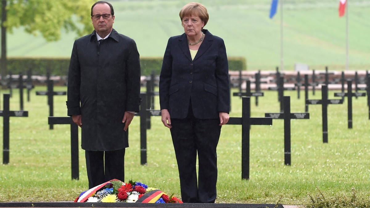 Prezydent Francji Francois Hollande i kanclerz Niemiec Angela Merkel uczestniczyli w ceremonii upamiętnienia 100. rocznicy bitwy pod Verdun, w której zginęło ponad 300 tys. żołnierzy obu krajów. Tradycję wspólnych obchodów zapoczątkowano w 1984 r.