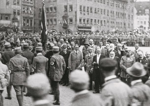 Demonstracja zwolenników niemieckiego ruchu nacjonalistycznego, którzy paradują przed Hitlerem w Norymberdze, 2 września 1923 r.