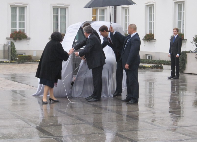 W Belwederze w strugach deszczu zaprezentowano odrestaurowanego cadillaca 355D sprowadzonego do Polski w 1935 roku dla Marszałka Józefa Piłsudskiego. "Zlikwidowaliśmy szkodę natury historycznej" - powiedział chwilę po odsłonięciu cadillaca prezydent Bronisław Komorowski. Co stanie się z cadillakiem po prezentacji? W czym pomogli specjaliści z 32. Bazy Lotnictwa Taktycznego w Łasku? UB jednak nie strzelało do marszałkowskiego auta? Dziennik.pl rozmawiał z przedstawicielami zespołu odpowiedzialnego za odrestaurowanie cadillaca.