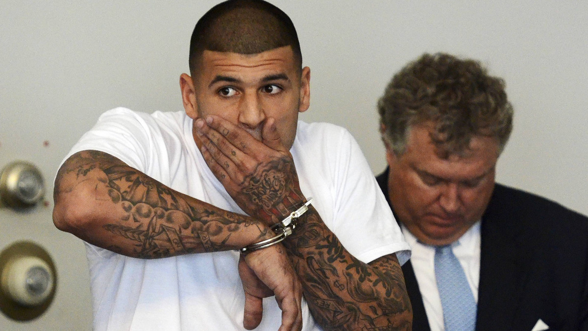 Aaron Hernandez, zawodnik New England Patriots grający na pozycji końcowego, został wczoraj zatrzymany przez policję i oskarżony o morderstwo. Klub z Nowej Anglii zareagował natychmiast po pierwszych informacjach na temat aresztu dla Hernandeza i zwolnił go ze skutkiem natychmiastowym.