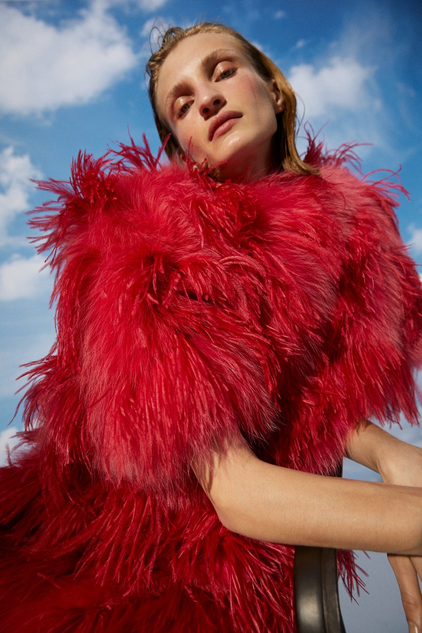 FENDI Oversize-Weste mit Einsätzen aus Organza und Federn, mit passendem Gürtel mit Logo-Schnalle aus Metall.