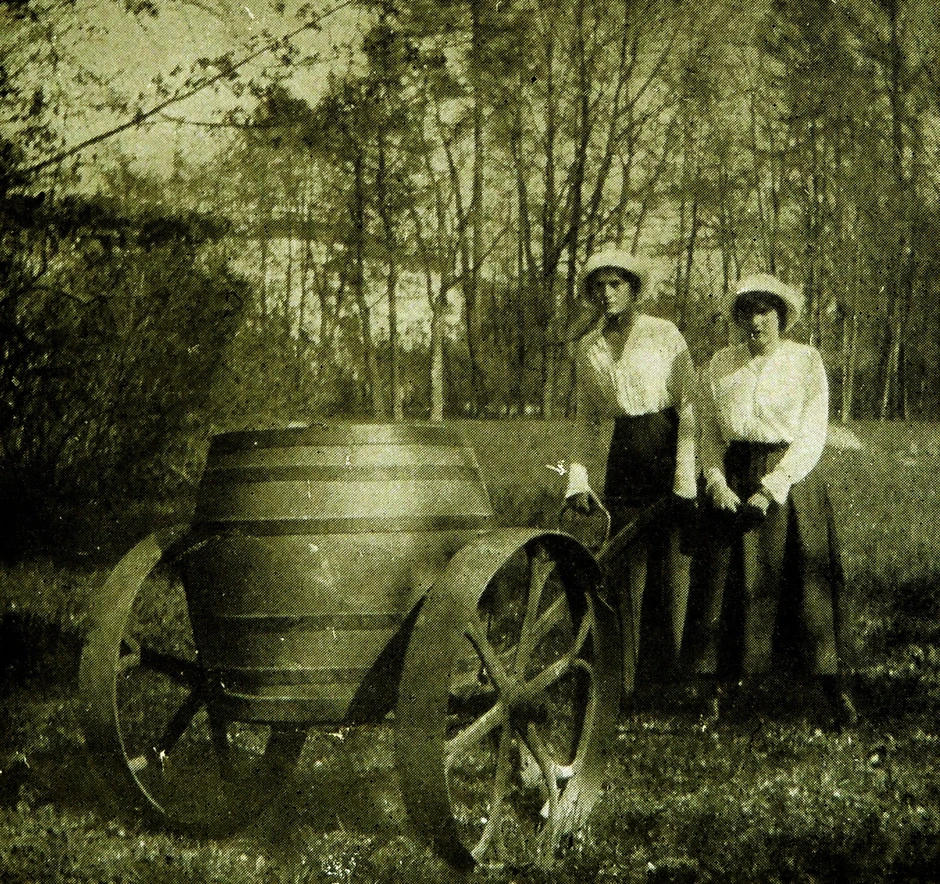 Tatjana i Anastasija guraju bure sa vodom