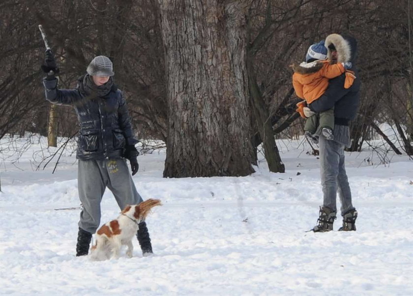 Janiak z rodziną na spacerze. Wszyscy są piękni!