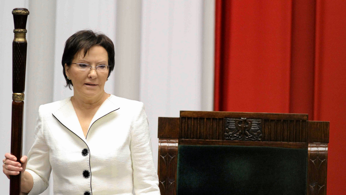 Projekt pozwalający na to, aby parlamentarzyści byli karani mandatami za wykroczenia drogowe od razu po zdarzeniu będzie procedowany przez Sejm najprawdopodobniej w kwietniu - zapowiedziała marszałek Sejmu Ewa Kopacz.
