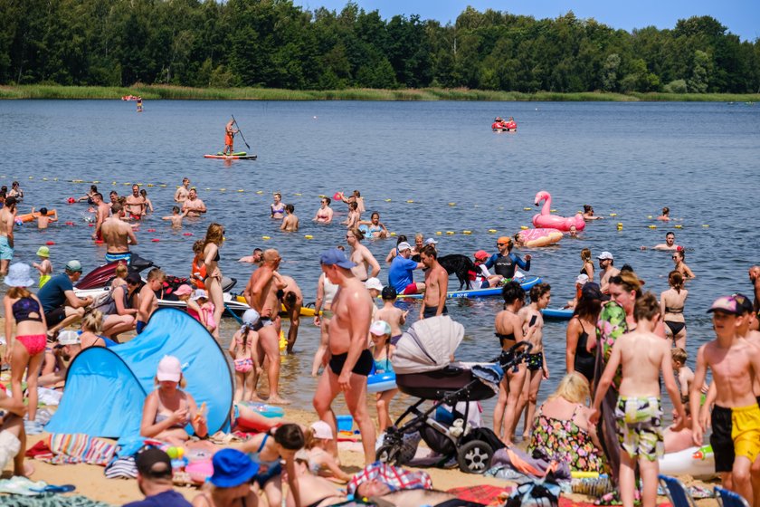 Rodziny wypoczywają nad zalewem Pogoria III