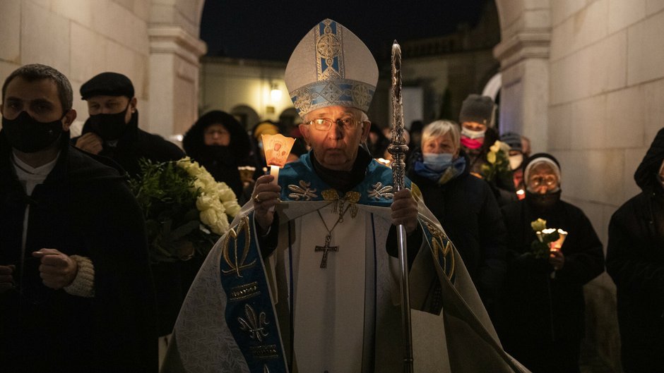 Procesja i "Hołd z kwiatów", z udziałem abp. Wacława Depo, 2020 r.