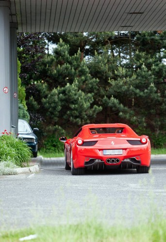 Ferrari 458 Italia którym na stację paliw przyjechał Jakub Błaszczykowski