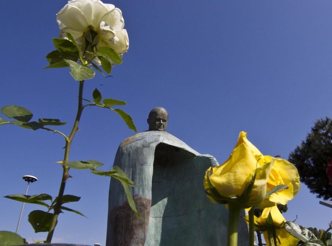 'Dziurawy' pomnik Jana Pawła II