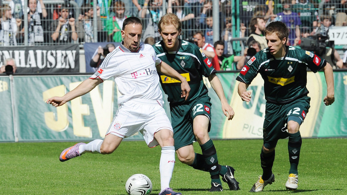 Bayern Monachium jedynie zremisował 1:1 (0:0) w wyjazdowym spotkaniu 30. kolejki piłkarskiej Bundesligi z Borussią Moenchengladbach. Z potknięcia lidera skorzystała drużyna Schalke 04 Gelsenkirchen, która pokonała 1:0 (0:0) ostatnią w tabeli Herthę Berlin i zrównała się punktami z Bawarczykami. Hertha natomiast jest bardzo blisko spadku do 2. Bundesligi.