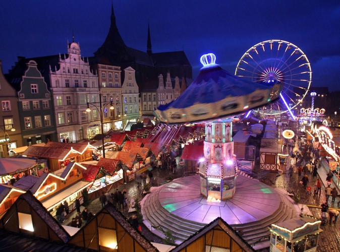 Świąteczny kiermasz i wesołe miasteczko w niemieckim Rostocku