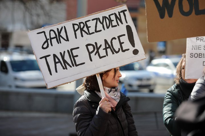 Kolejny protest urzędników w Olsztynie: ‘’Chcemy, aby prezydent nas zauważył’’ [ZDJĘCIA]