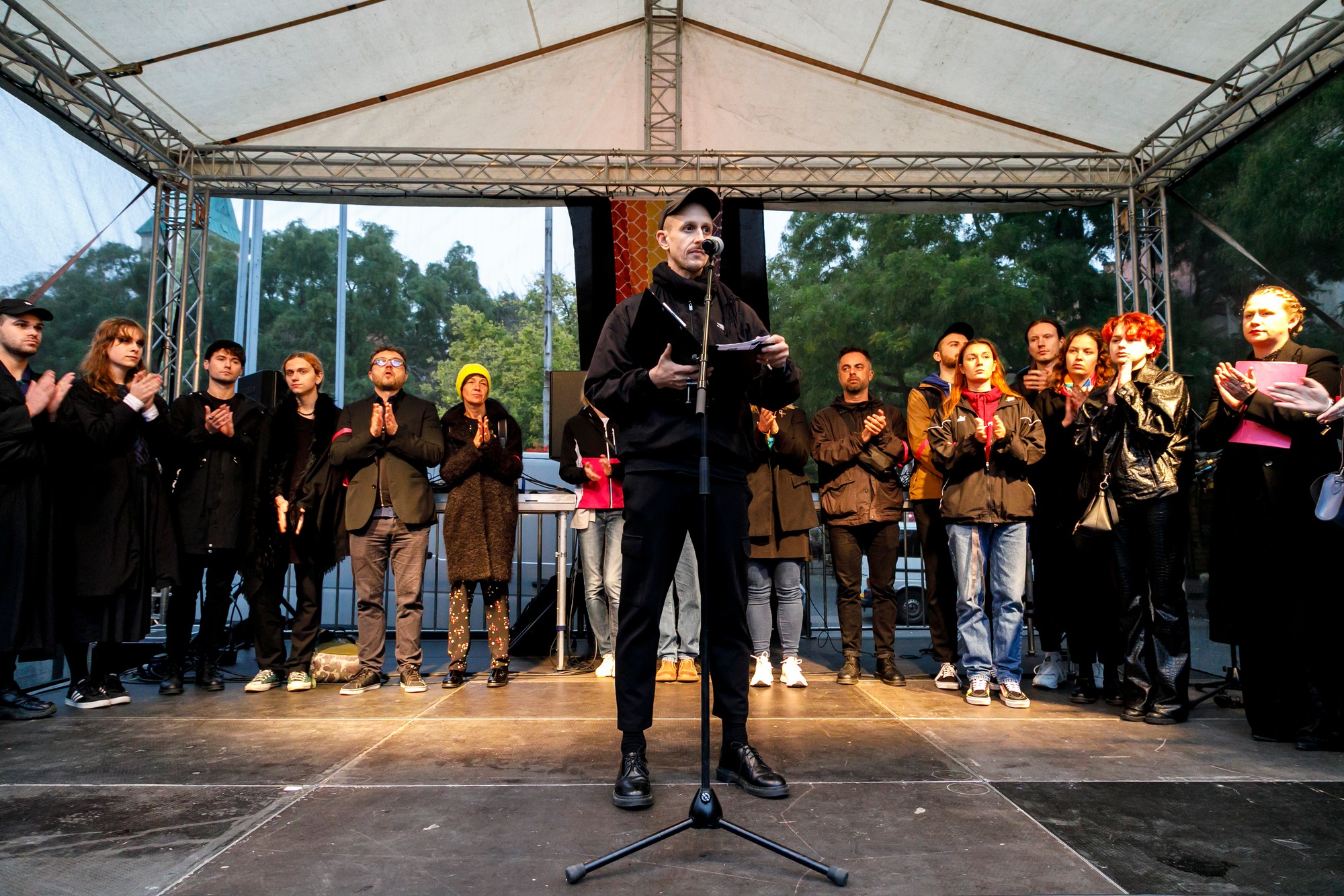Majiteľ baru Tepláreň Roman Samotný sa prihovára na zhromaždení Ide nám o život