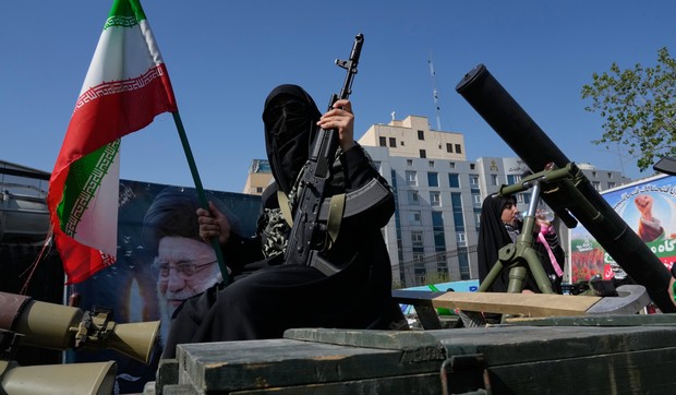 Pripadnica paravojne jedinice Basidž, povezane sa Iranskom revolucionarnom gardom