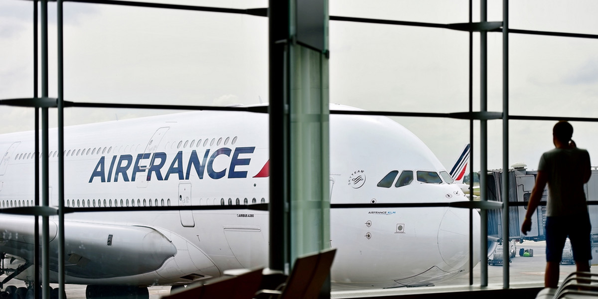 W zamian za pomoc, przewoźnik obiecał udostępnić konkurentom sloty na ruchliwym lotnisku Orly w Paryżu.
