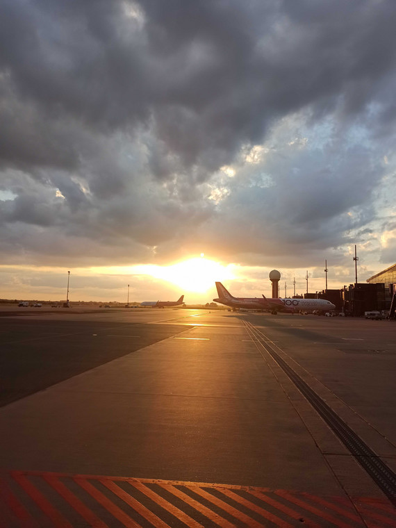 Zachodzące słońce na lotnisku w Gdańsku