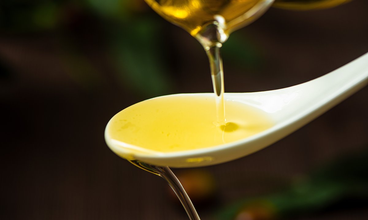 Ten olej jest jak tarcza ochronna dla wątroby. Chroni ją przed alkoholem i toksynami