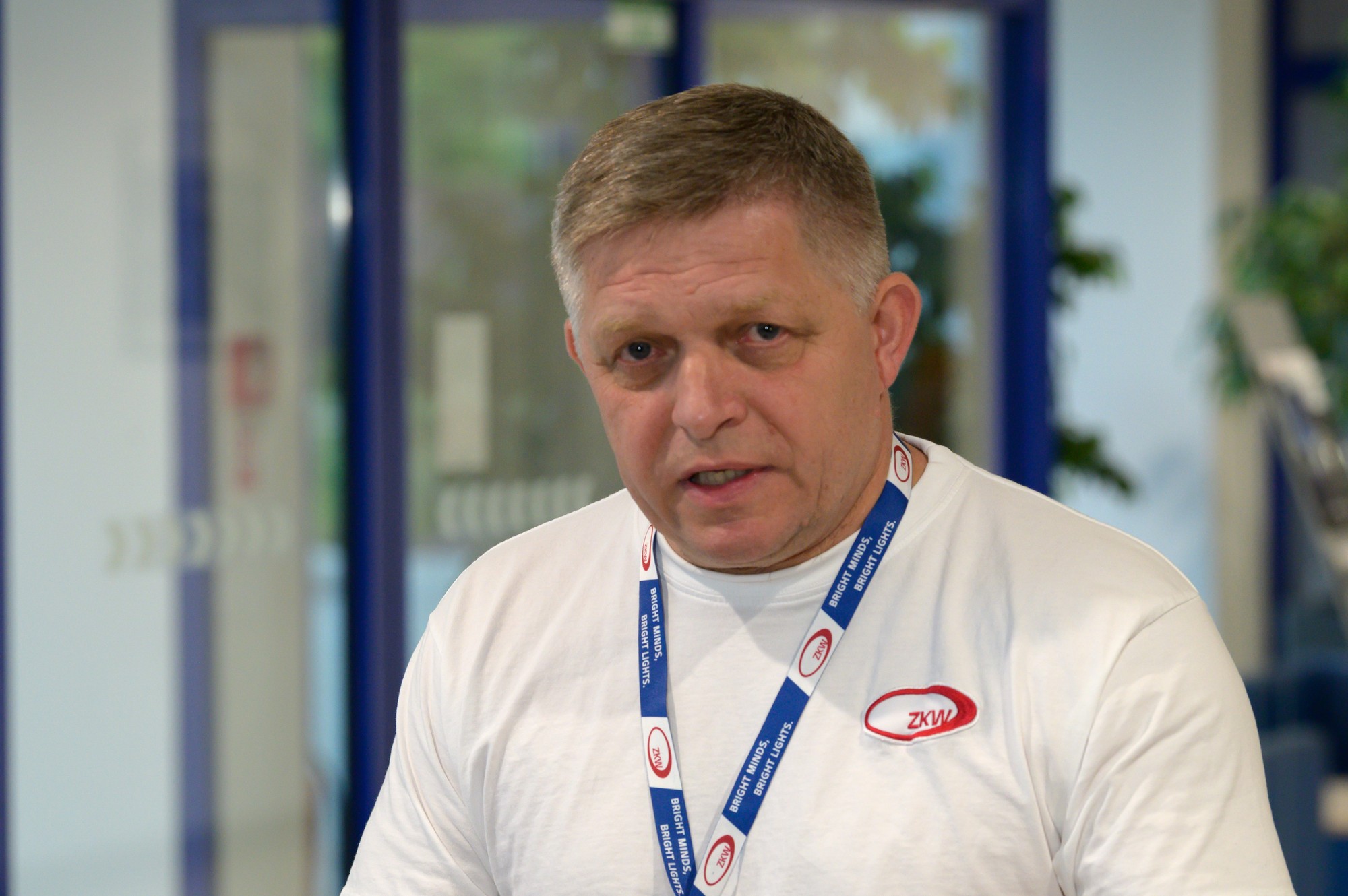 Predseda vlády SR Robert Fico (SMER-SD) po odpracovaní nočnej zmeny v závode ZKW Slovakia s. r. o. v obci Krušovce.