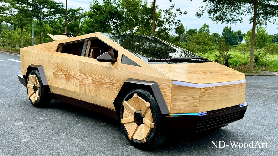 Wygląd zewnętrzny drewnianego Tesla Cybertruck.