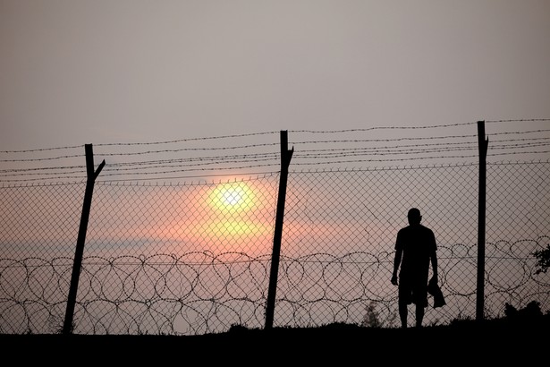 Napływ imigrantów i uchodźców z krajów Bliskiego Wschodu i Afryki Północnej w najbliższych miesiącach pozostanie jednym z najważniejszych problemów dla Unii Europejskiej. Działania podejmowane przez państwa członkowskie, związane ze wzmocnieniem ochrony granic lądowych oraz chłodniejsza pogoda, mogą nieco złagodzić imigrancki exodus. Jednocześnie UE rozszerzy operacje morskie związane z poszukiwaniem i zajmowaniem statków na wodach międzynarodowych, co w konsekwencji doprowadzi do gwałtownych starć z handlarzami ludźmi. Próby podejmowane przez UE odniosą jednak niewielki sukces. Podobnie jak działania związane z przekazywaniem krajom Bliskiego Wschodu i Afryki Północnej środków finansowych, które mogłyby ograniczać napływ imigrantów. Warto pamiętać, że w krajach takich jak Libia, nie ma dziś rządu centralnego, z którym UE mogłaby w ogóle negocjować. Pieniądze nie pomogą również w zatrzymaniu uchodźców w takich krajach jak Turcja czy Liban, ponieważ – ze względu na bariery prawne – imigranci nie będą mogli podjąć w tych miejscach zatrudnienia. Pod naciskiem ugrupowań konserwatywnych, Niemcy zaostrzą swoje stanowisko wobec kryzysu imigranckiego i zrobią wszystko, aby stać się krajem mniej atrakcyjnym dla osób ubiegających się o azyl. Utrzymane zostaną również kontrole graniczne, które mają na celu zablokowanie najpopularniejszych tras migracji.