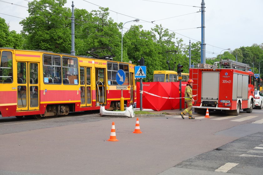 Tragedia na Piotrkowskiej w Łodzi. Taksówkarz zginął w zderzeniu z tramwajem.