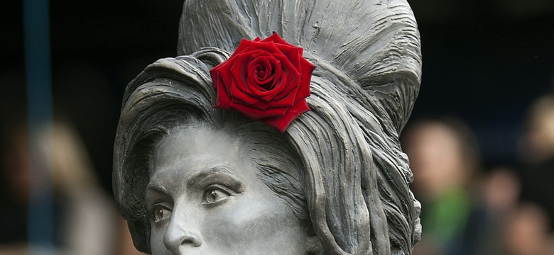 Amy Winehouse ma brązowy pomnik i czerwoną różę we włosach [ZDJĘCIA]