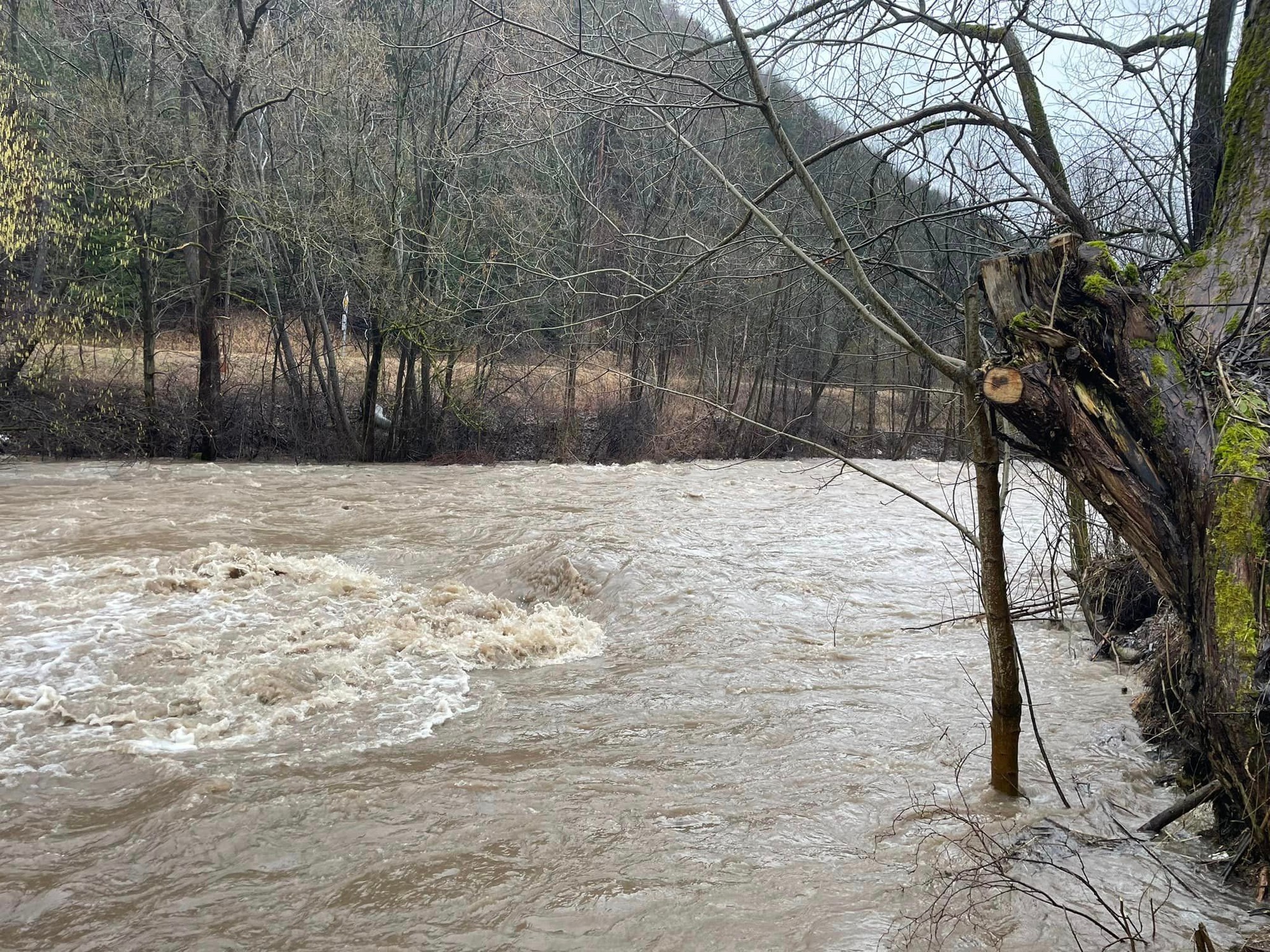 Rieka Revúca dosahuje tretí povodňový stupeň, mesto ju monitoruje.
