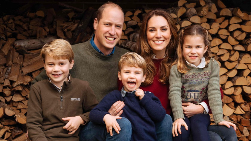 William i Kate z dziećmi na świątecznym zdjęciu