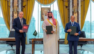 Predsednik Turske Redžep Tajip Erdogan, saudijski prestolonaslednik Mohamed bin Salman i premijer Pakistana Šehbaz Šarif u Saudijskoj Arabiji