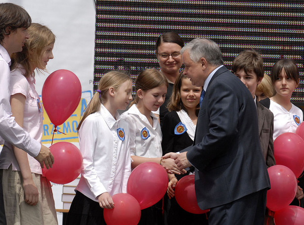 Prezydent zamknął pedofilom dostęp do uczniów