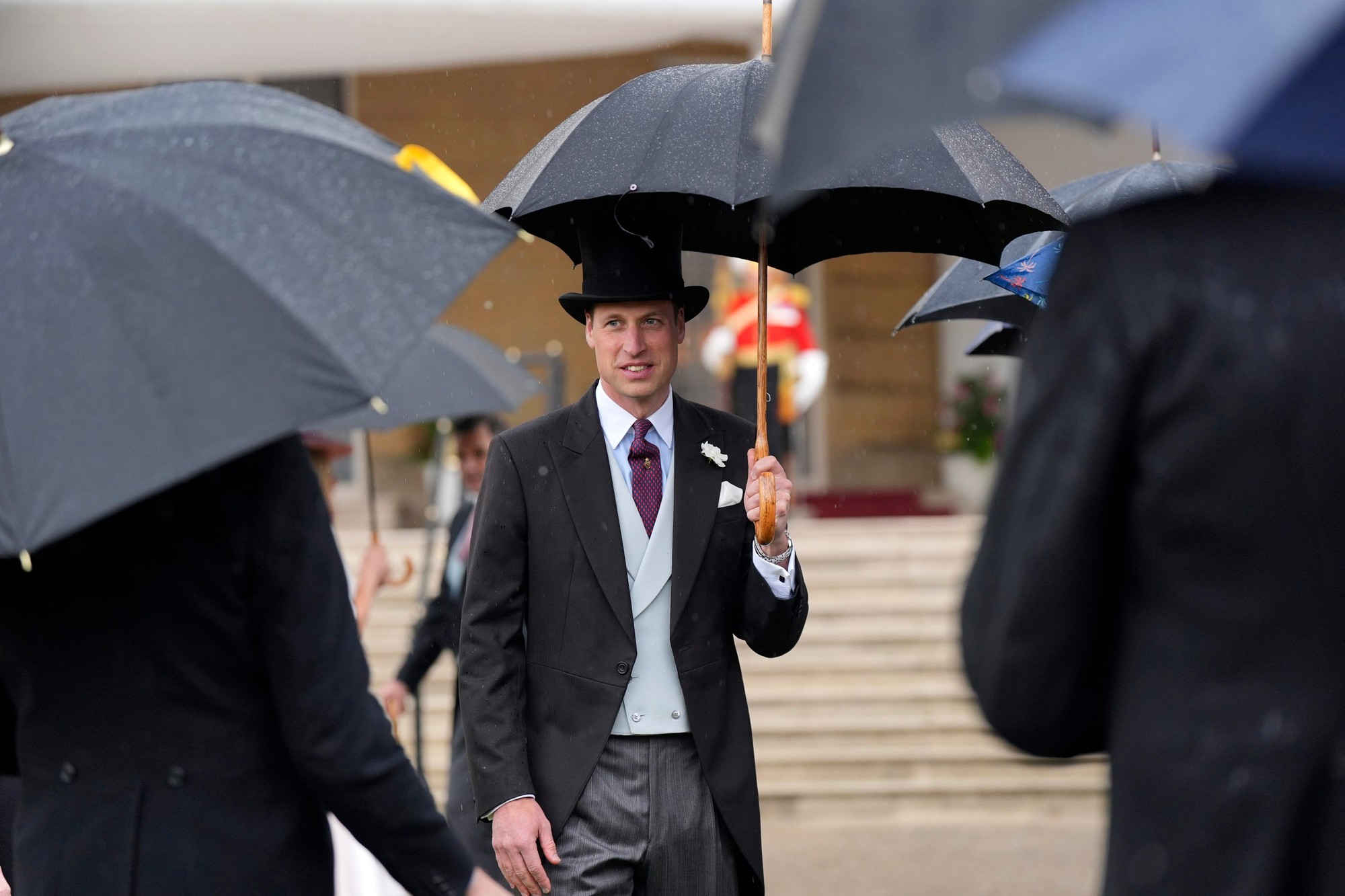 Princ William hostil prvú záhradnú party roku, pomáhali mu sesternice a bratranec.