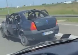 Rasturen automobil na autoputu