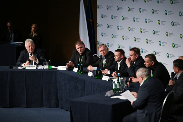 Jasionka, 19.03.2024. Minister rolnictwa i rozwoju wsi Czesław Siekierski (L) oraz liderzy protestów rolniczych: Andrzej Sobociński (2L), Władysław Serafin (3L), Tomasz Obszański (4L) podczas spotkania z liderami organizacji i związków rolniczych w ramach europejskiego Forum Rolniczego (EFR) w podrzeszowskiej Jasionce, 19 bm. Organizatorem wydarzenia jest m.in. Europejski Fundusz Rozwoju Wsi Polskiej (EFRWP). (amb) PAP/Darek Delmanowicz