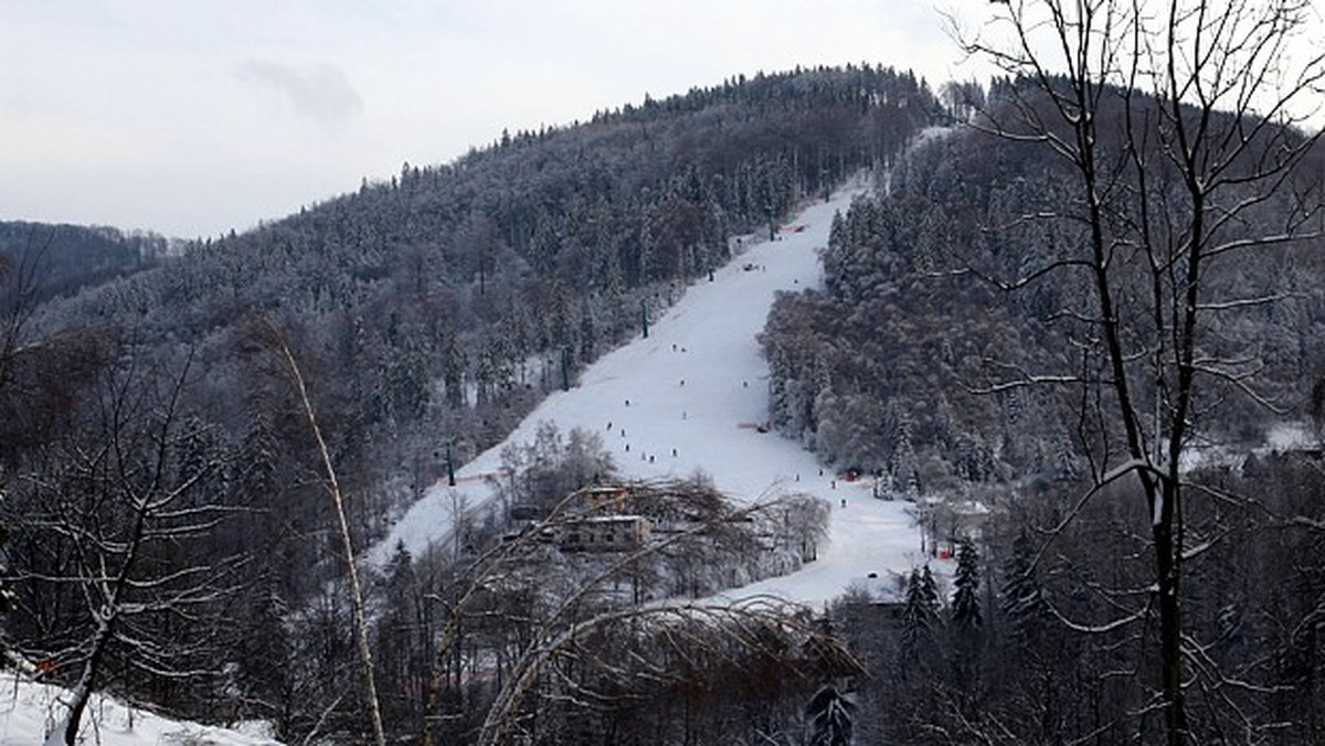 Krzesełkowy wyciąg narciarski na Palenicę w Ustroniu w Beskidach stanął nagle w czwartek wieczorem. Na 900-metrowej trasie utknęło kilkunastu narciarzy. Trwa ściąganie ich na ziemię - poinformowali strażacy z Ustronia.