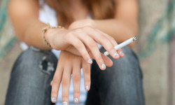 Sprzedawanie wyrobów nikotynowych nieletnim to łamanie prawa. Rusza kampania &quot;Zero kompromisów&quot;