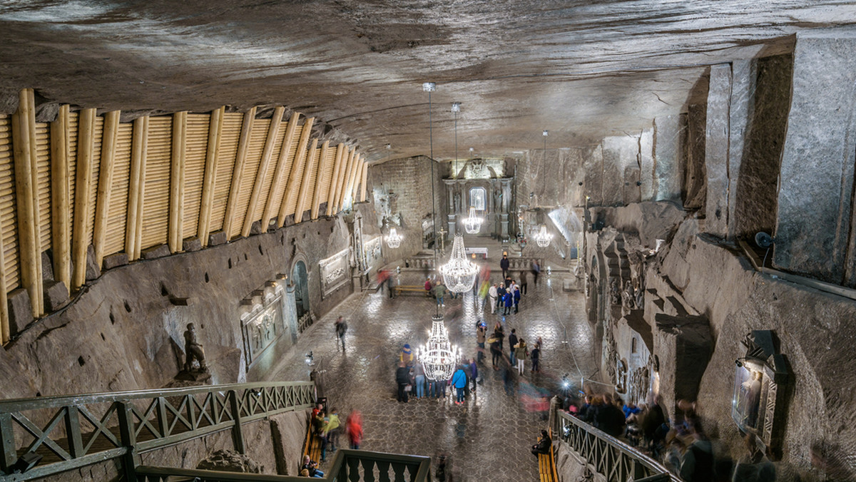 Ponad 1 mln 700 tys. turystów z 200 krajów zwiedziło kopalnię soli w Wieliczce w 2017 r. - jest to historyczny rekord frekwencji. W 2016 r. do kopalni zjechało ponad 1,5 mln osób – poinformowała we wtorek PAP Monika Szczepa z kopalni.