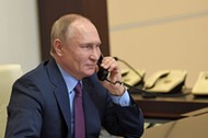 Prezydent Rosji Władimir Putin rozmawia przez telefon