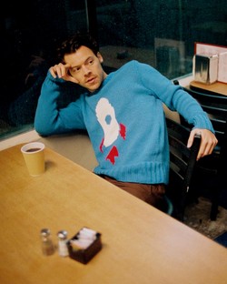 Harry Styles w teledysku do "Satellite"