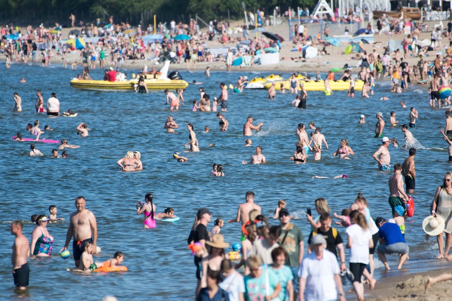 Wakacje. Turyści na plaży w Stegnie