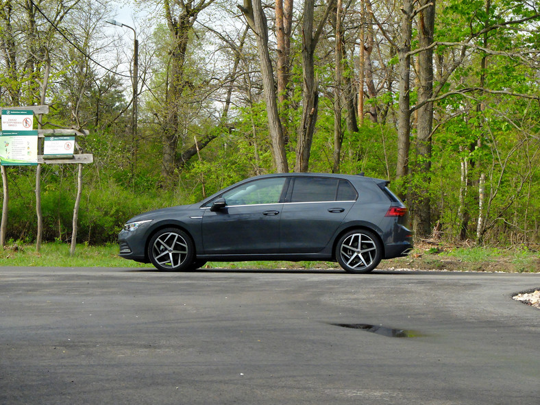 Volkswagen Golf 1.5 eTSI Style na felgach 18-calowych. Za te felgi trzeba dopłacić (w wersji Style) 2600 zł