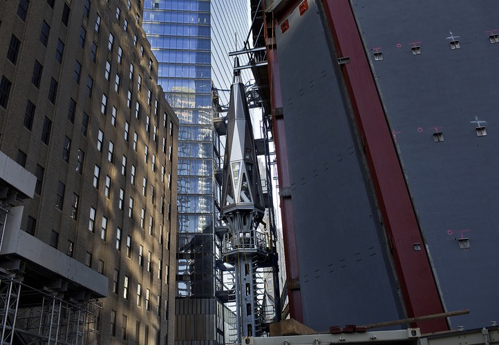 Iglica drapacza chmur przed umieszczeniem jej na szczycie budynku.