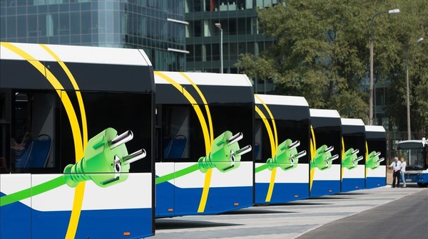  Dzięki nowej umowie, po Krakowie łącznie będzie jeździć 120 autobusów elektrycznych. 