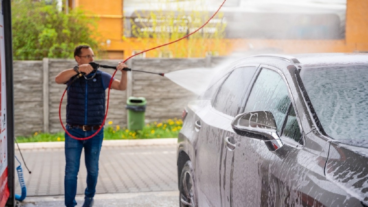 Greșeala pe care o fac șoferii când spală mașina la spălătoriile Self-Wash și care distruge lacul caroseriei