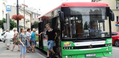 Pasażerowie „trójki” skarżą się na tłok w autobusach: „Jeździmy ściśnięci jak śledzie”