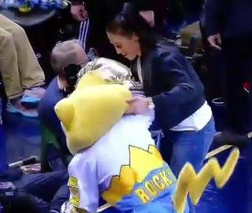 Joanna Jędrzejczyk znokautowała maskotkę Denver Nuggets! 