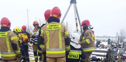 Kobieta wpadła do 9-metrowej studni na cmentarzu