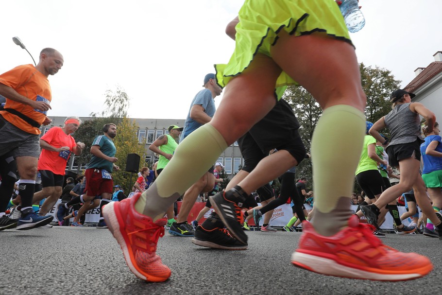 Bieganie maratonów to jedna z aktywności, na jakie decydują się „chorzy” Polacy